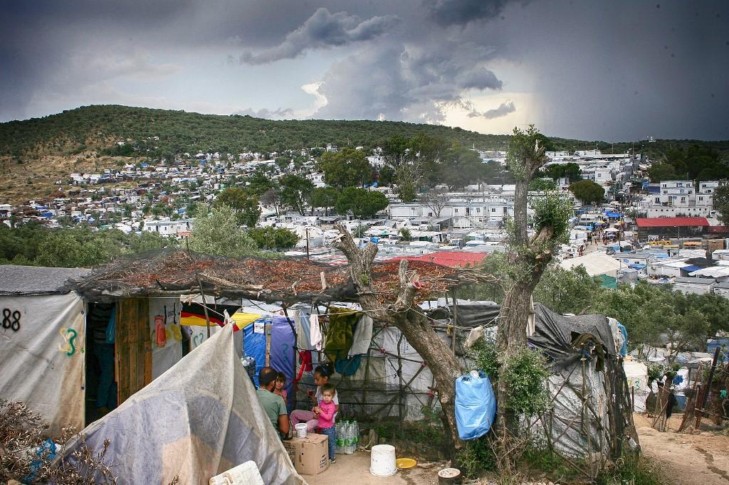 Des requérants d'asile au camp de Moria, sur l'île de Lesbos. Grèce, le 12 juin 2020. [Keystone/NurPhoto via AFP - Grigoris Siamidis]