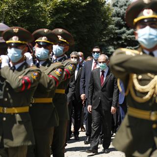 Le Premier ministre arménien Nikol Pashinyan lors des funérailles du commandant Garush Hambardzumyan, tué lors de la récente escalade militaire. [Keystone/AP - Tigran Mehrabyan]