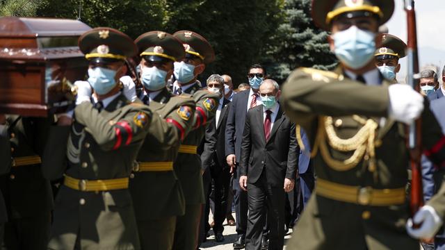 Le Premier ministre arménien Nikol Pashinyan lors des funérailles du commandant Garush Hambardzumyan, tué lors de la récente escalade militaire. [Keystone/AP - Tigran Mehrabyan]