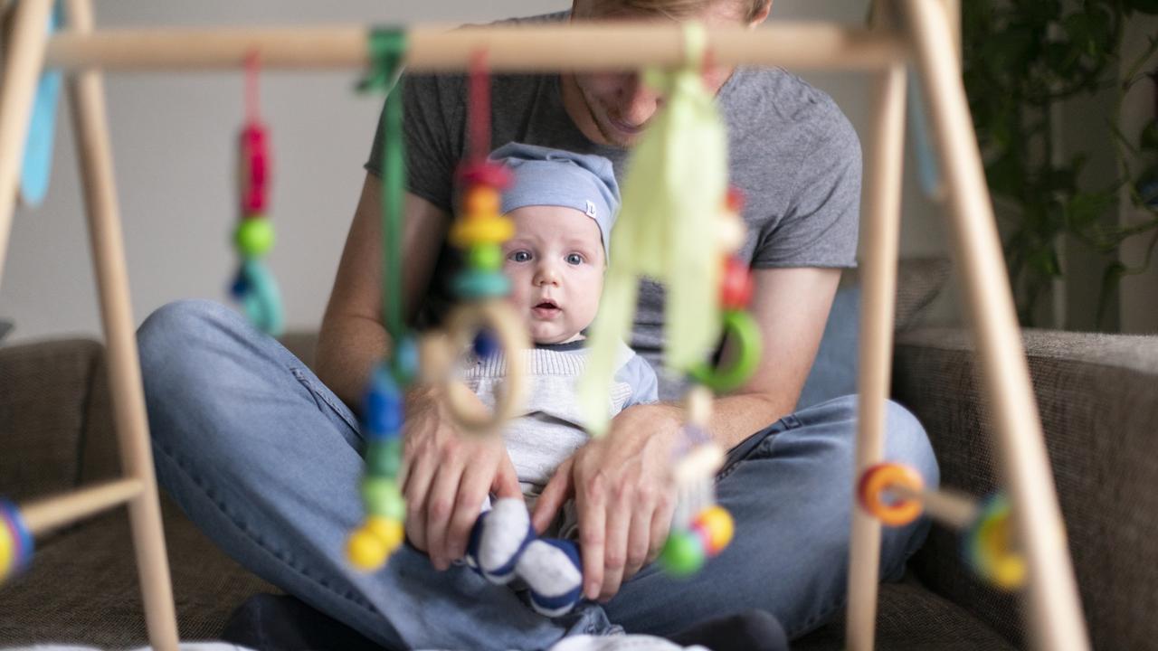 Les jeunes papas sont près de 70% à avoir profité du congé paternité suisse [Keystone - Gaetan Bally]