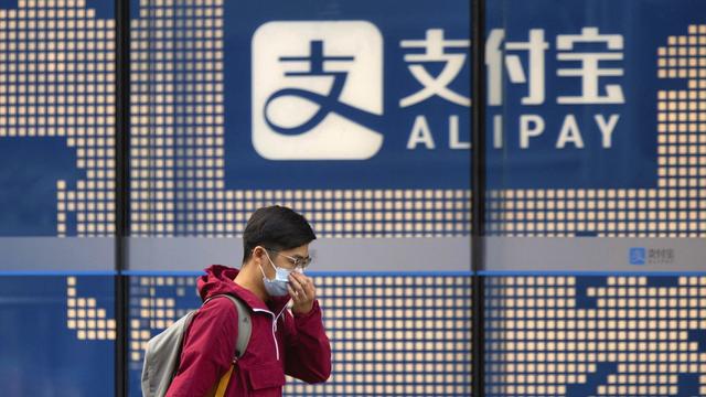 Ant Group, qui compte 731 millions d'utilisateurs mensuels actifs sur sa plateforme de paiement Alipay, a contribué à révolutionner le commerce et les services de paiement en Chine. [EPA/ALEX PLAVEVSKI]