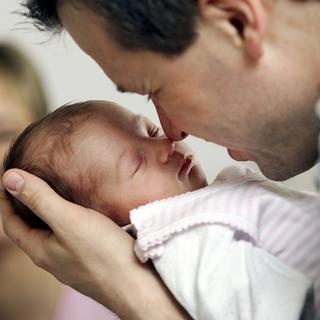 Le PS neuchâtelois conteste les méthodes de récoltes de signatures contre le congé paternité de deux semaines. [AP/Keystone - Michael Sohn]
