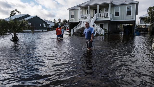 Des gens traversent un quartier inondé par l'ouragan Sally à Orange Beach, en Alabama, le 16 septembre 2020. [epa/keystone - dan anderson]