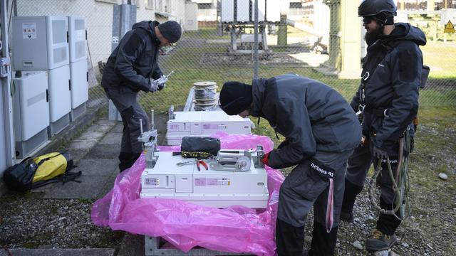 Des spécialistes installent une antenne 5G de Huawei à Oerlikon. [Keystone - Christian Beutler]