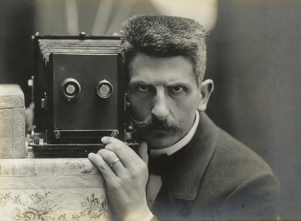 Fred Boissonnas (1858-1946), "Autoportrait à l’appareil binoculaire", en 1900. Tirage au gélatino-bromure d’argent contrecollé sur carton. [Bibliothèque de Genève/Musée Rath Genève - Fred Boissonnas]