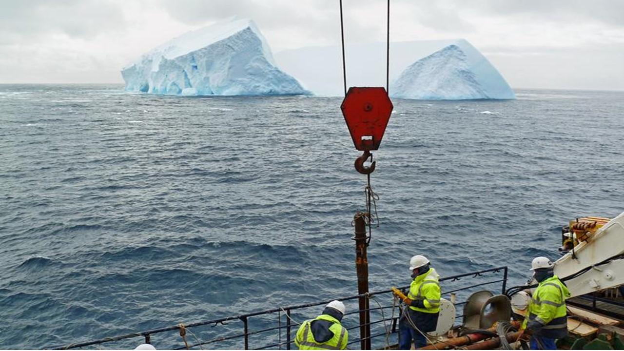 Opérations de prélèvements sur le fond de l'océan près des côtes antarctiques. [Nature - Michael Weber]