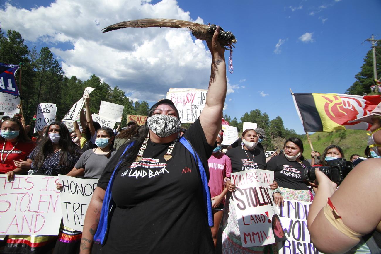 Des représentants de la communauté amérindienne manifestent lors de la venue de Donald Trump au Mont Rushmore. Ils voudraient que les Black Hills soient rendues au peuple Lakota. Keystone, South Dakota, le 3 juillet 2020. [Keystone/AP photo - Stephen Groves]