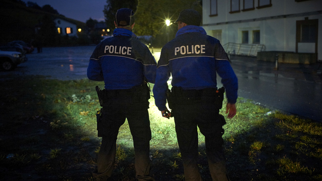 En Valais, la police patrouille 24h sur 24h et c'est du jamais vu. [Keystone - Sedrik Nemeth]