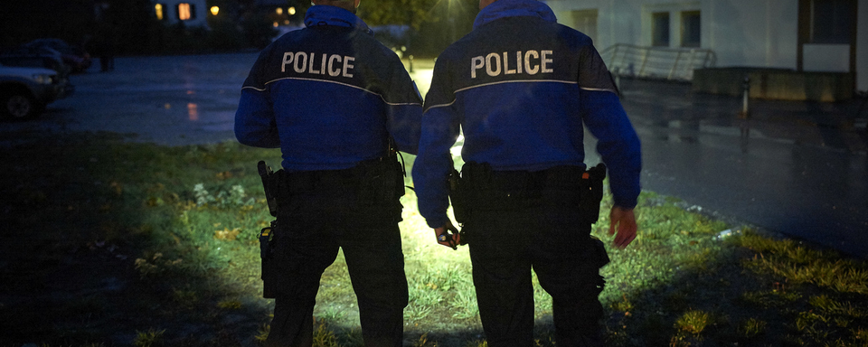 En Valais, la police patrouille 24h sur 24h et c'est du jamais vu. [Keystone - Sedrik Nemeth]