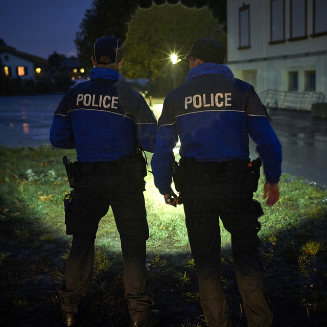 En Valais, la police patrouille 24h sur 24h et c'est du jamais vu. [Keystone - Sedrik Nemeth]