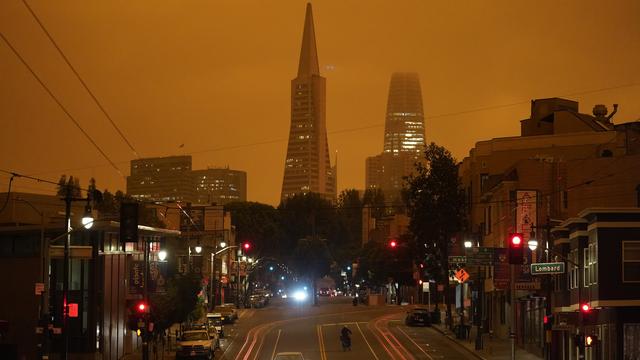 De multiples incendies en Californie ont donné cette couleur orangé au ciel de San Francisco. [Keystone/AP Photo - Eric Risberg]