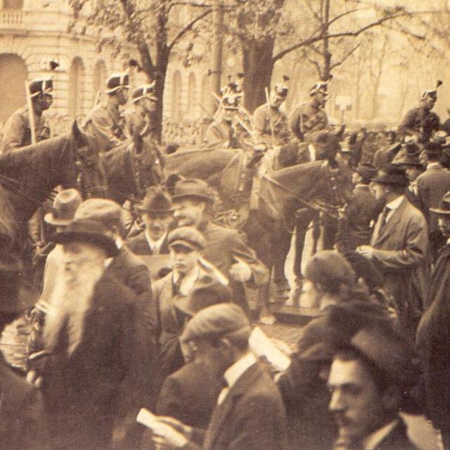 Photo prise le 12 novembre 1918 sur la place Paradeplatz de Zurich lors de la grève générale. Le mot d'ordre de grève est suivi par quelque 250'000 ouvriers, tandis que près de 100'000 soldats sont déployés à travers le pays pour ramener l'ordre dans les centres urbains.