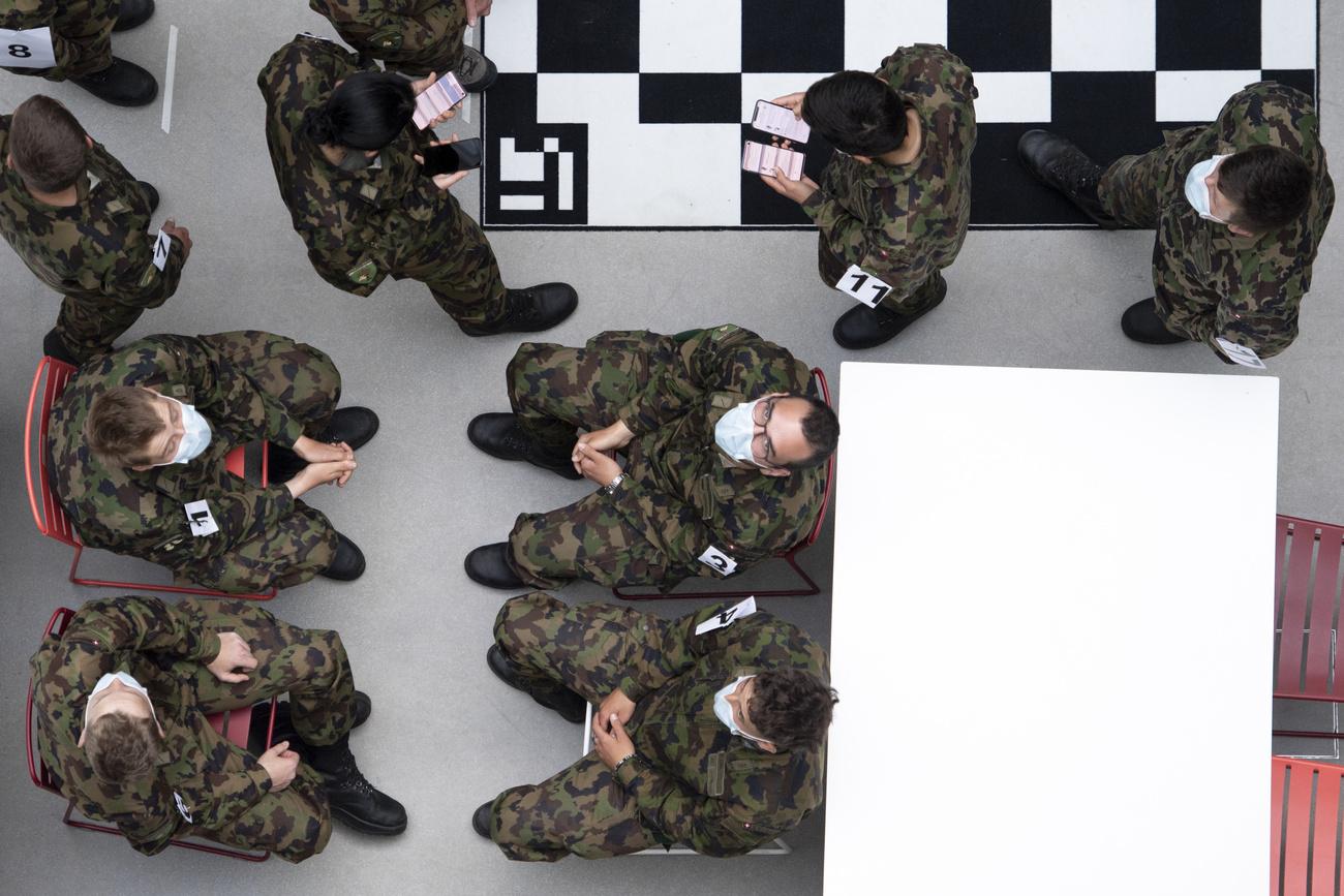 Des soldats suisses testent pour la première fois l'application en dehors des laboratoires. [Keystone - Laurent Gillieron]