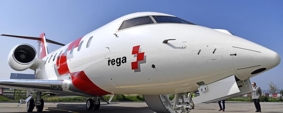 Un avion ambulance de la Rega à l'Aéroport de Kloten. [Keystone - Walter Bieri]