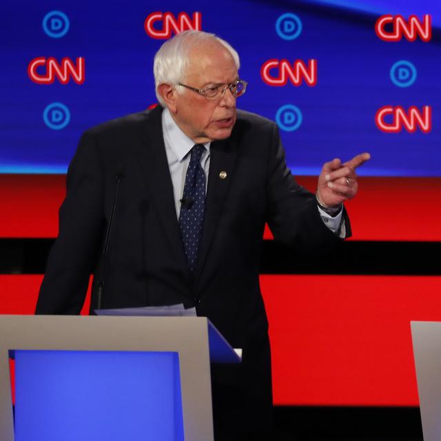 Les candidats à la présidentielle américaine Bernie Sanders et Elizabeth Warren. [AP Photo/Keystone - Paul Sancya]