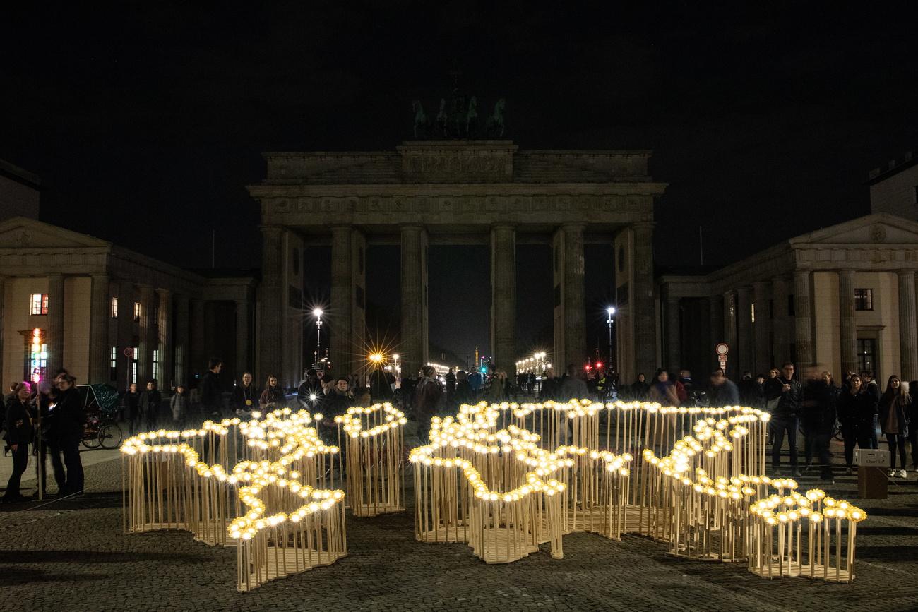 La porte de Brandenburg, à Berlin, a été éteinte pour honorer la "Earth Hour", le 30 mars 2019. [Keystone/epa - Omer Messinger]
