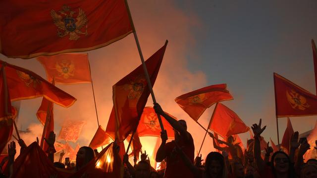 Des dizaines de milliers de manifestants sont descendus dans la rue au Monténégro. [Keystone/EPA - Boris Pejovic]