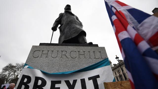 Une bannière pro-Brexit suspendue à la statue de Churchill devant le Parlement de Londres. [EPA/Keystone - Andy Rain]