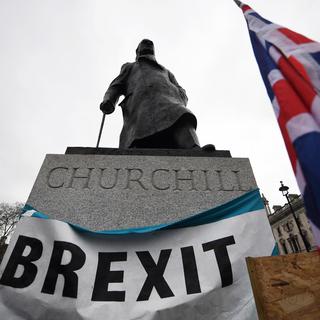 Une bannière pro-Brexit suspendue à la statue de Churchill devant le Parlement de Londres. [EPA/Keystone - Andy Rain]