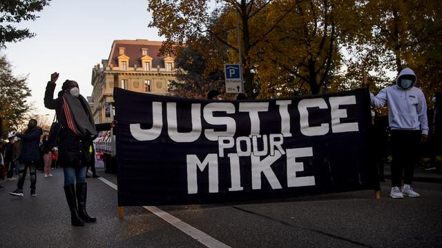 Environ 800 personnes à Lausanne contre les violences policières. [Keystone - Jean-Christophe Bott]