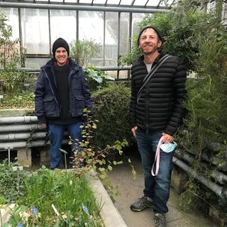 Christine Friedli travaille au jardin botanique de Berne avec Adrian Möhl, spécialiste des fleurs de Suisse. [Mary Vakaridis]