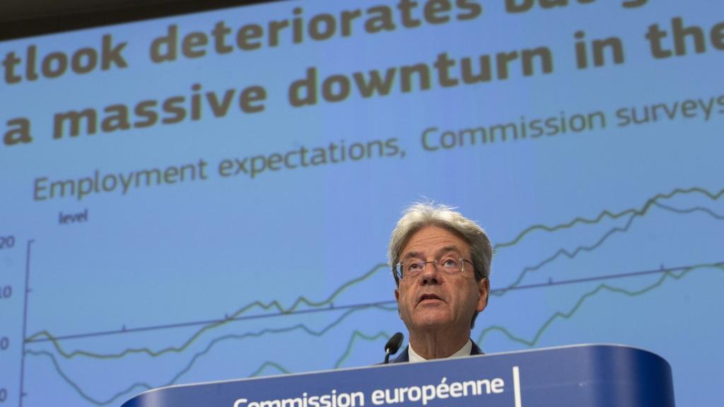 Le commissaire européen à l'Economie Paolo Gentiloni lors de la présentation des prévisions de croissance à Bruxelles. [AFP/Pool - Virginia Mayo]