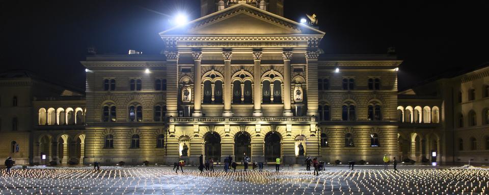 5000 bougies sont allumées sur la Place fédérale pour rendre hommage aux personnes mortes du coronavirus en Suisse. Berne, le 6 décembre 2020. [Keystone - Anthony Anex]