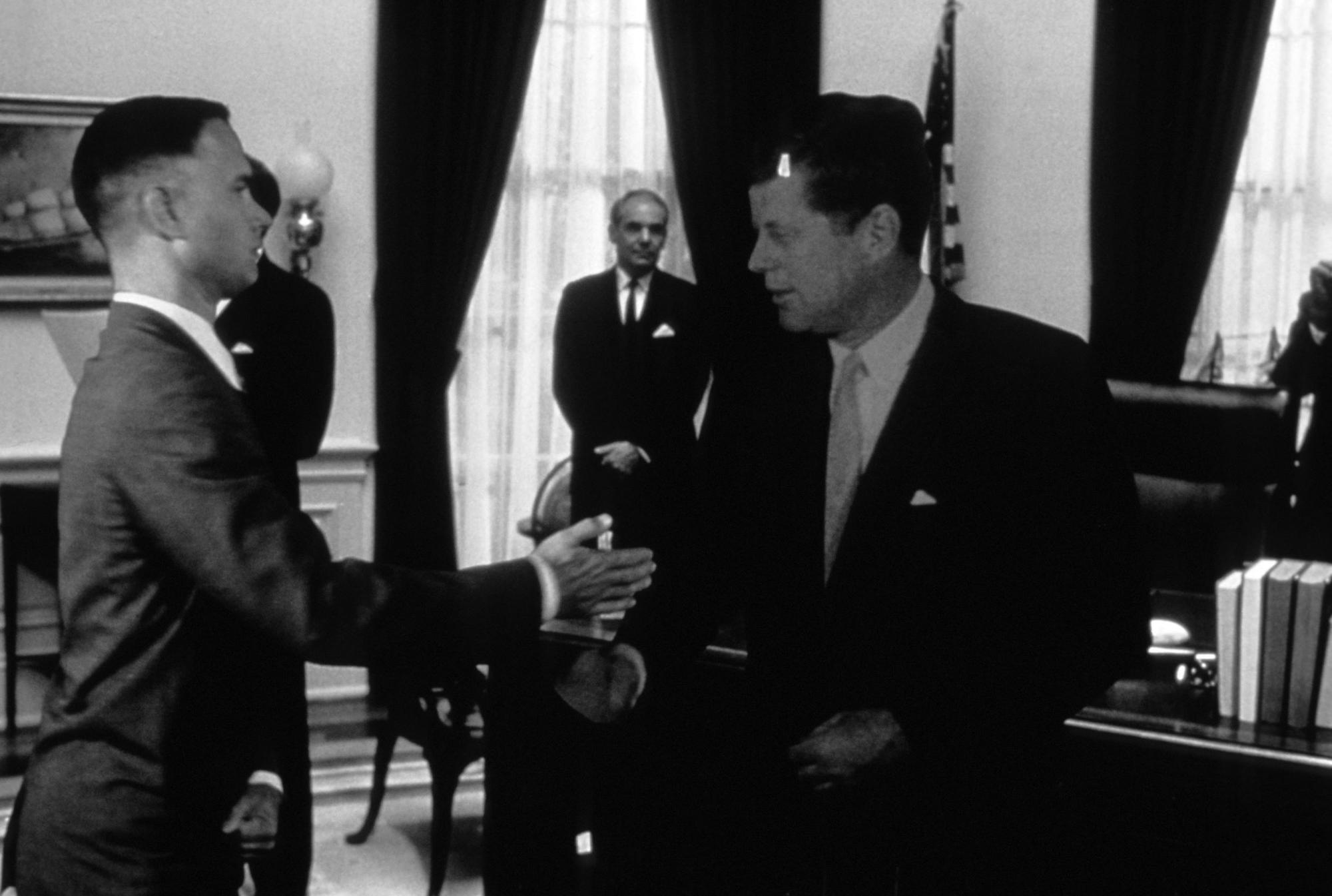 La scène où Forrest Gump tend la main à Kennedy avant de devoir aller aux toilettes. [Collection ChristopheL via AFP - PARAMOUNT PICTURES]