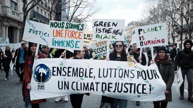Marche pour le climat. Partout dans le monde, des recours juridiques se multiplient pour forcer des entreprises à polluer moins ou des Etats à protéger davantage lʹenvironnement. [libre de droits - Notre Affaire à Tous]