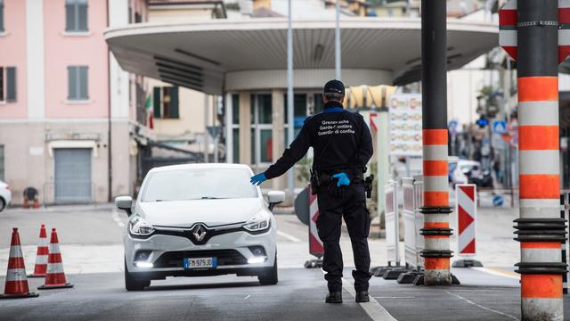 A la douane de Chiasso, les garde-frontières ont renforcé le contrôle des voitures en provenance d'Italie. [Keystone/Ti-Press - Alessandro Crinari]