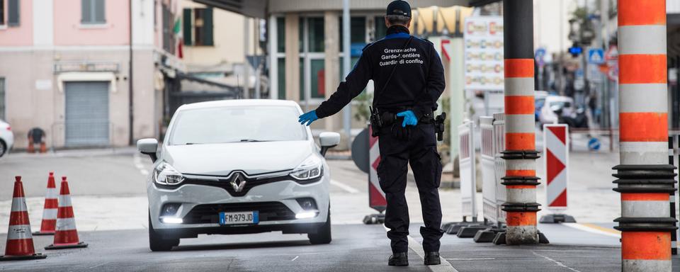 A la douane de Chiasso, les garde-frontières ont renforcé le contrôle des voitures en provenance d'Italie. [Keystone/Ti-Press - Alessandro Crinari]