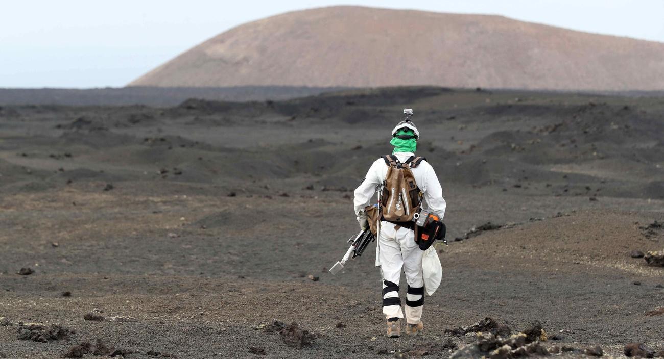 L'astronaute allemand Mathias Maurer s'entraîne à la collecte de spécimens sur les terres désertiques de Lanzarote (îles Canaries, Espagne) [EPA - Elvira Urquijo]