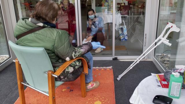 Visite à distance dans un EMS de Lugano. [Keystone - Ti-Press/Davide Agosta]