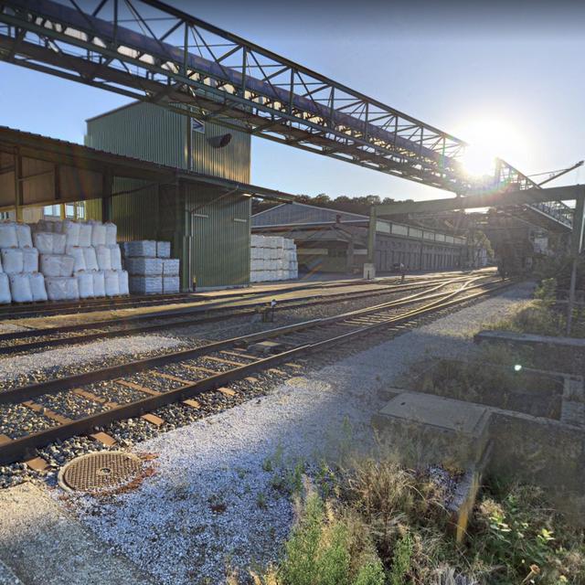 L'entrepôt de Muttenz (BL) où arrivent par péniches des engrais au nitrate d'ammonium. [Google Street View]