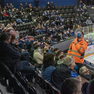 Des supporters de hockey sur glace à Zug, le 10 octobre 2020. [Keystone - Urs Flueeler]