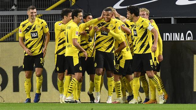 Manuel Akanji se fait féliciter par ses coéquipiers après son ouverture du score. [Martin Meissner]