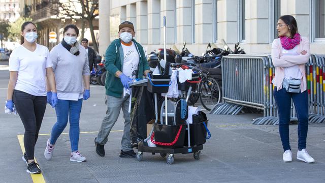 Des personnes portant des masques de protection près d'Uni Mail à Genève. [Keystone - Salvatore Di Nolfi]