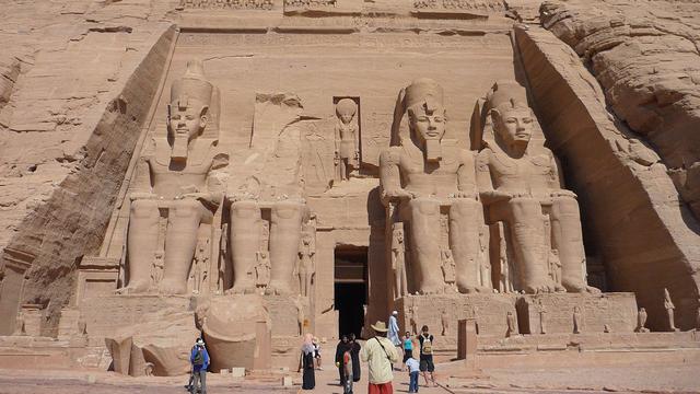 Façade du grand temple d'Abou Simbel, Égypte (2009). [CC-By-SA 3.0 - Rémih]