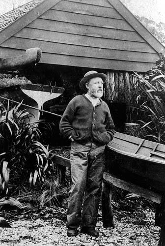 Richard Treacy Henry sur Pigeon Island, Dusky Sound, en Nouvelle-Zélande. [The Encyclopedia of New Zealand - Te Ara]