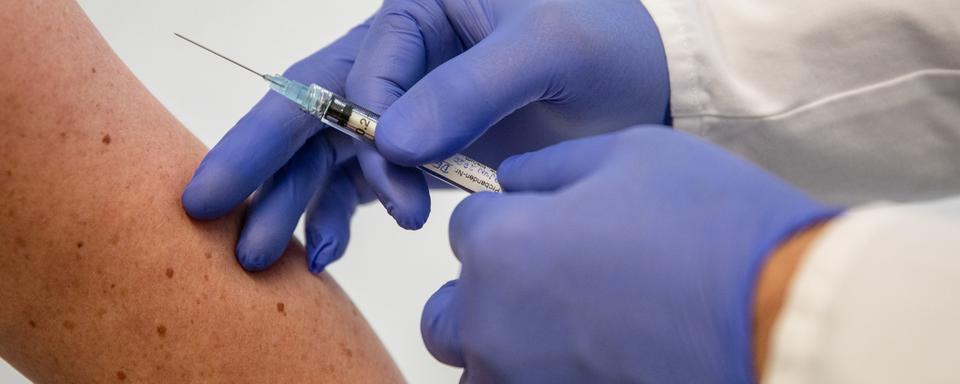 Les pays riches ont déjà réservé la moitié des futures doses de vaccins contre le Covid-19, selon un rapport de l'ONG britannique Oxfam. [Keystone/DPA - Christoph Schmidt]