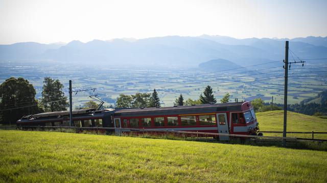 Un train à crémaillère en Appenzelle Rhodes extérieures. [Keystone - Gian Ehrenzeller]