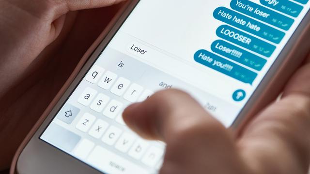 Cyber-harcèlement: messages offensants sur un smartphone. [Depositphotos - VadimVasenin]