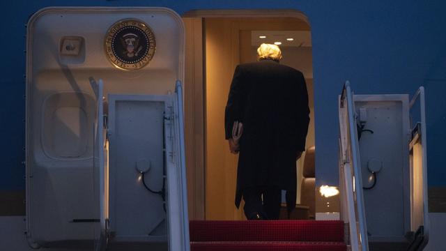 Donald Trump monte à bord d'Air Force One, l'avion présidentiel, ce 14 janvier 2020 à la base d'Andrews, das le Maryland. [AP Photo - Kevin Wolf)]