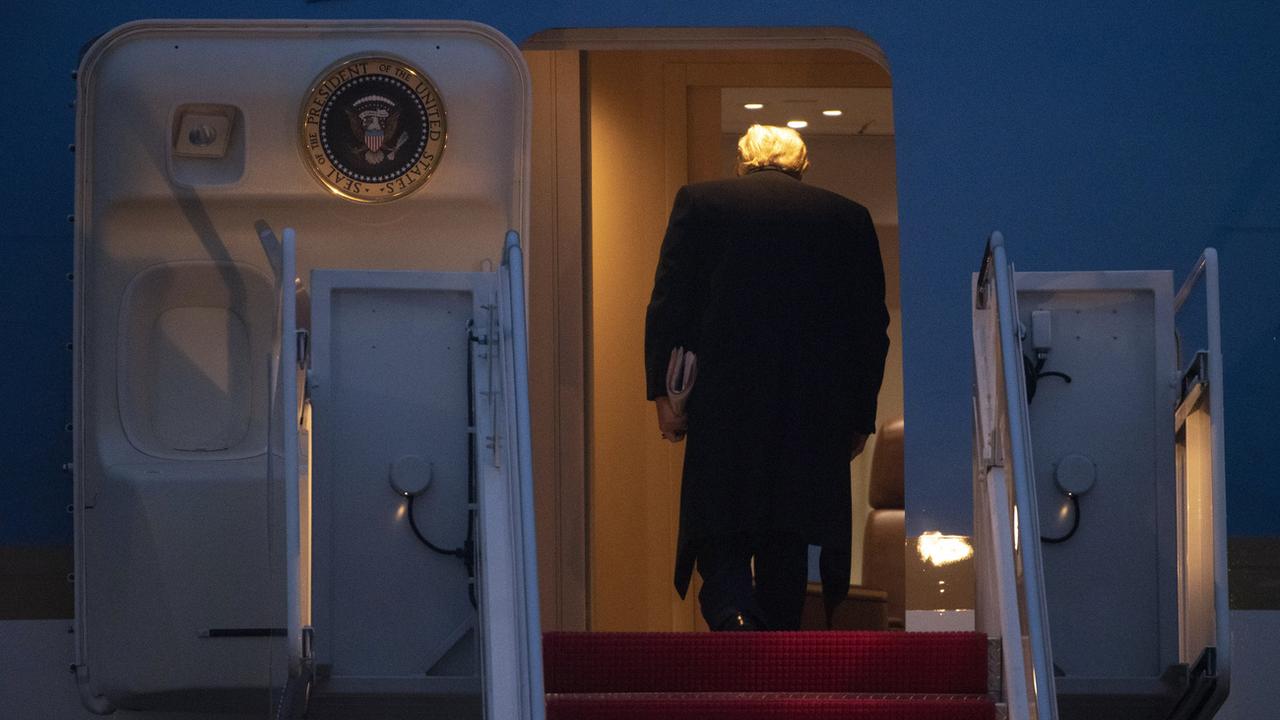 Donald Trump monte à bord d'Air Force One, l'avion présidentiel, ce 14 janvier 2020 à la base d'Andrews, das le Maryland. [AP Photo - Kevin Wolf)]