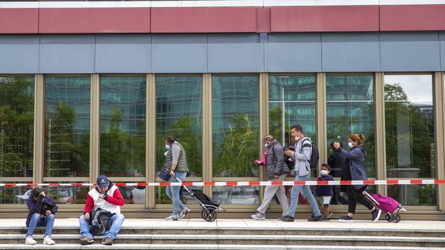 La sixième et dernière distribution alimentaire a eu lieu aux Vernets, où 3100 paniers de nourriture et 500 bons d'achat ont été fournis. Genève, le 6 juin 2020. [Keystone - Salvatore Di Nolfi]