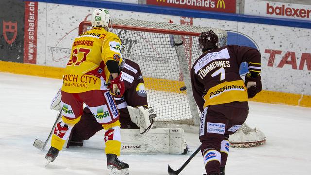 Tömmernes (à droite) impuissant face à Komarek, qui inscrit ici le 2-1 pour Bienne. [Salvatore Di Nolfi]