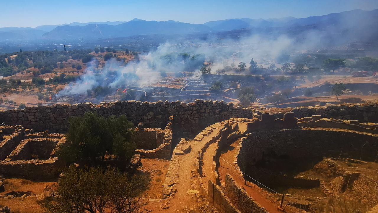 Un incendie près du site archéologique de Mycènes, en Grèce. [Keystone - EPA/Vangelis Bougiotis]