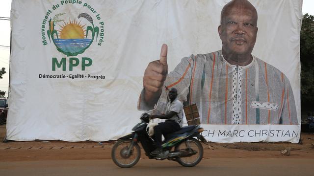 Un affiche pour les élections présidentielles au Burkina Faso. [EPA/Keystone - Legnan Koula]
