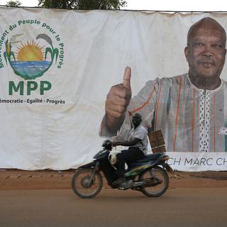 Un affiche pour les élections présidentielles au Burkina Faso. [EPA/Keystone - Legnan Koula]