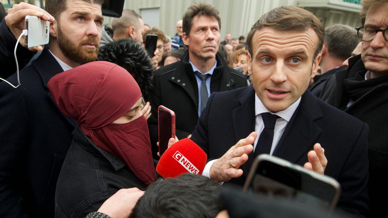 Emmanuel Macron a présenté son plan dans un quartier sensible de Mulhouse. [Pool/AFP - Sébastien Bozon]